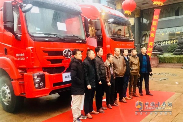 上汽紅巖杰獅冠軍版大馬力互聯(lián)網(wǎng)夢(mèng)想卡車上市發(fā)布現(xiàn)場(chǎng)