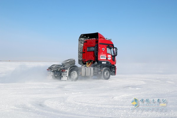江鈴重卡參加雪地繞樁技巧賽