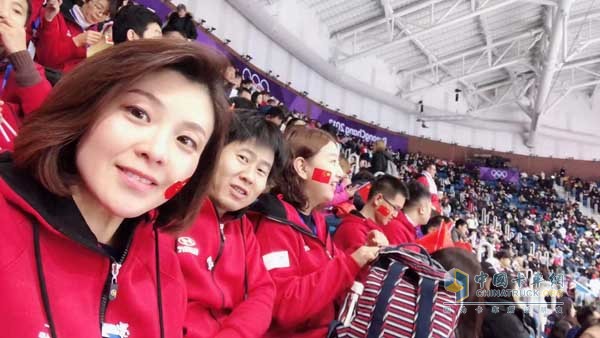 中國卡車網(wǎng)記者（左一）受邀為中國冬奧會體育健兒助威