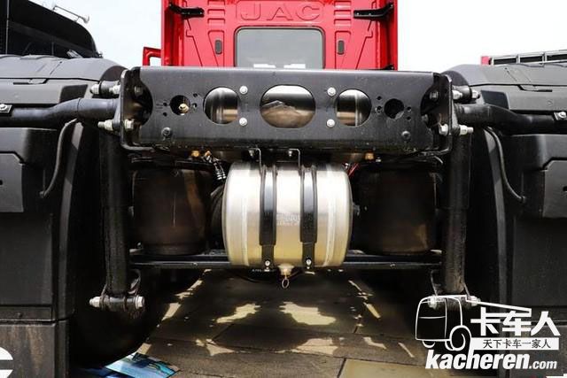 揭秘格爾發(fā)長頭重卡 康明斯 ZF 美馳！還有1000升油箱和大臥鋪！