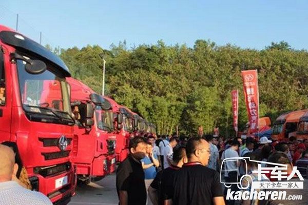 ?上汽紅巖展區人山人海