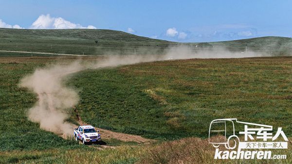 帥鈴T6馳騁在廣袤的草灘