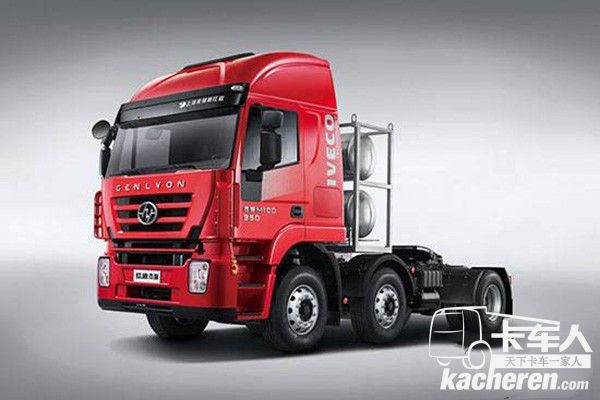 上汽紅巖牽引車駕駛室呈流線造型