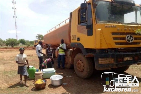 非洲學(xué)習(xí)上汽紅巖售后服務(wù)體系人員