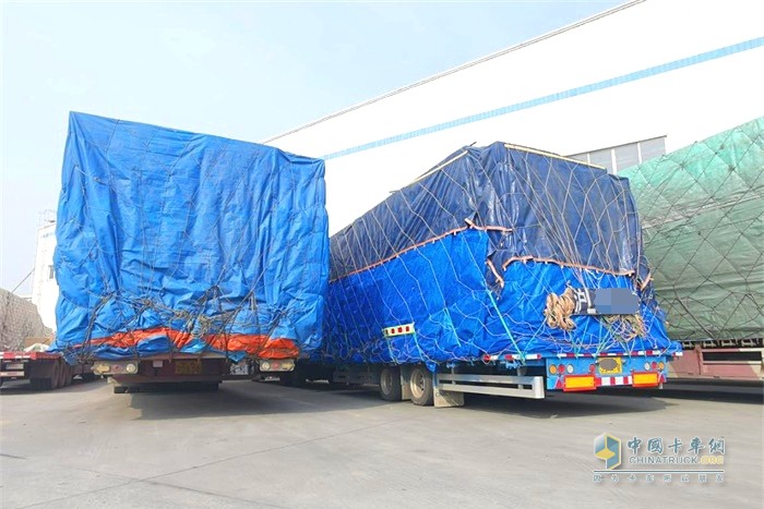 鮮明對(duì)比：圖左為常見的17.5m大板，超長超寬， 圖右為合規(guī)的中置軸平板列車