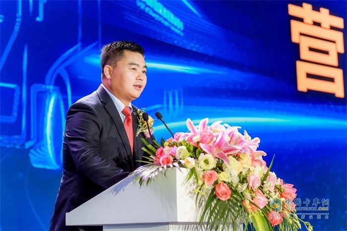 上汽依維柯紅巖副總經理、營銷公司總經理楊培強作營銷工作報告