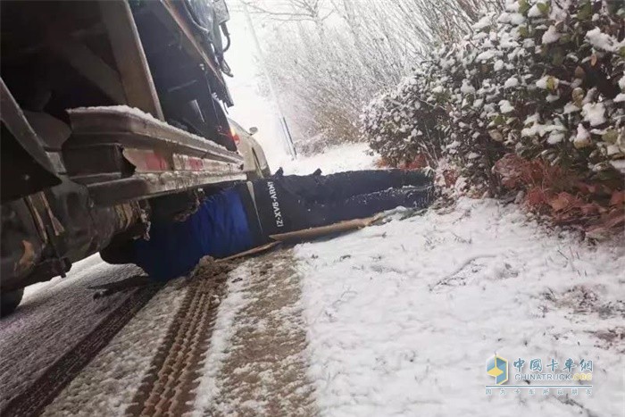 鉆入車(chē)底維修車(chē)輛