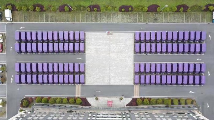 近日江鈴向跨越速運批量交付300臺江鈴順達液壓尾板廂式運輸車