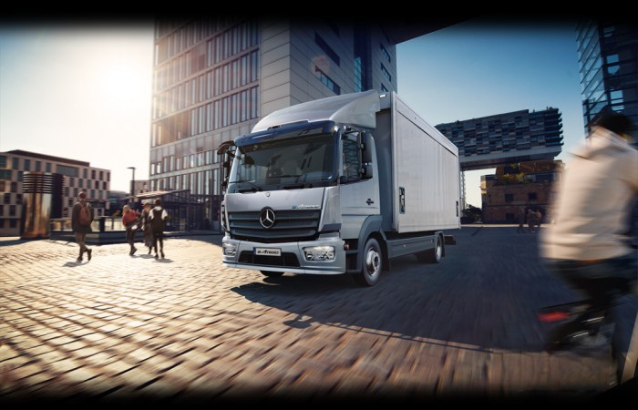 奔馳卡車來了！