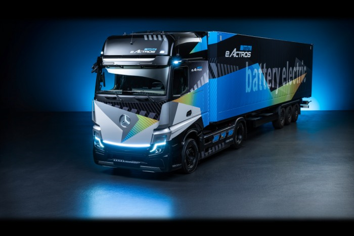 奔馳卡車來了！