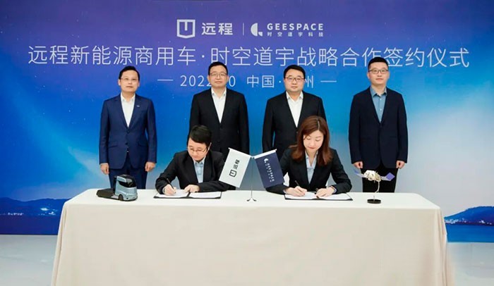 吉利新能源商用車集團研究院副院長徐梅、時空道宇業務板塊副總經理蔡伊秋代表雙方簽署戰略合作協議