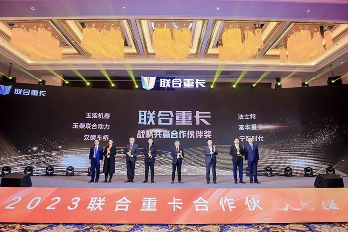 現場簽單2300臺！聯合重卡+玉柴重機 共創共贏