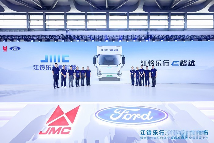　　作為第七屆中國新能源物流車挑戰賽中“冠軍車型”， 江鈴樂行E路達，在新一代新能源技術架構的加持下，刷新純電輕卡在動力、節能、續航、制動等上的多項性能標準，定義全球純電輕卡新標準。此次正式全球首發上市，并公布了其應對不同場景的各類型版本價格。