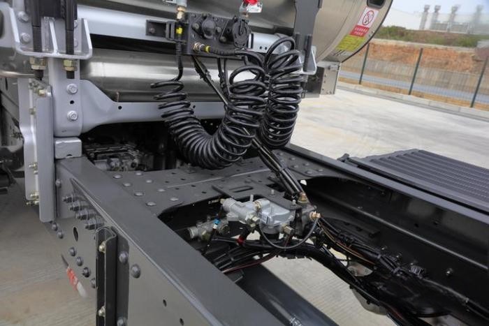 530大馬力、低自重,乘龍H7 LNG牽引車強勢來襲