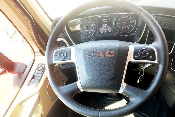 江淮星耀X7 8×4載貨車：康明斯一體化動(dòng)力鏈+高強(qiáng)鋼車架+全新平臺X7駕駛室