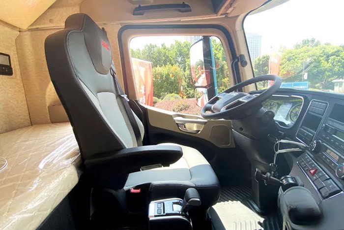 江淮星耀X7 8×4載貨車：康明斯一體化動(dòng)力鏈+高強(qiáng)鋼車架+全新平臺X7駕駛室