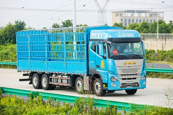 江淮星耀X7 8×4載貨車：康明斯一體化動(dòng)力鏈+高強(qiáng)鋼車架+全新平臺X7駕駛室