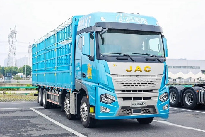 江淮星耀X7 8×4載貨車：康明斯一體化動(dòng)力鏈+高強(qiáng)鋼車架+全新平臺X7駕駛室