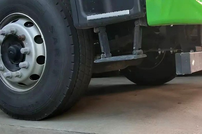 格爾發(fā)8×4自卸車是一款集“裝、運、卸”為一體的綜合性運輸自卸車，專門針對砂石、基建、渣土等復雜工況打造。